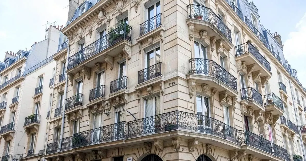 Façades d’immeubles anciens du centre-ville à Perpignan